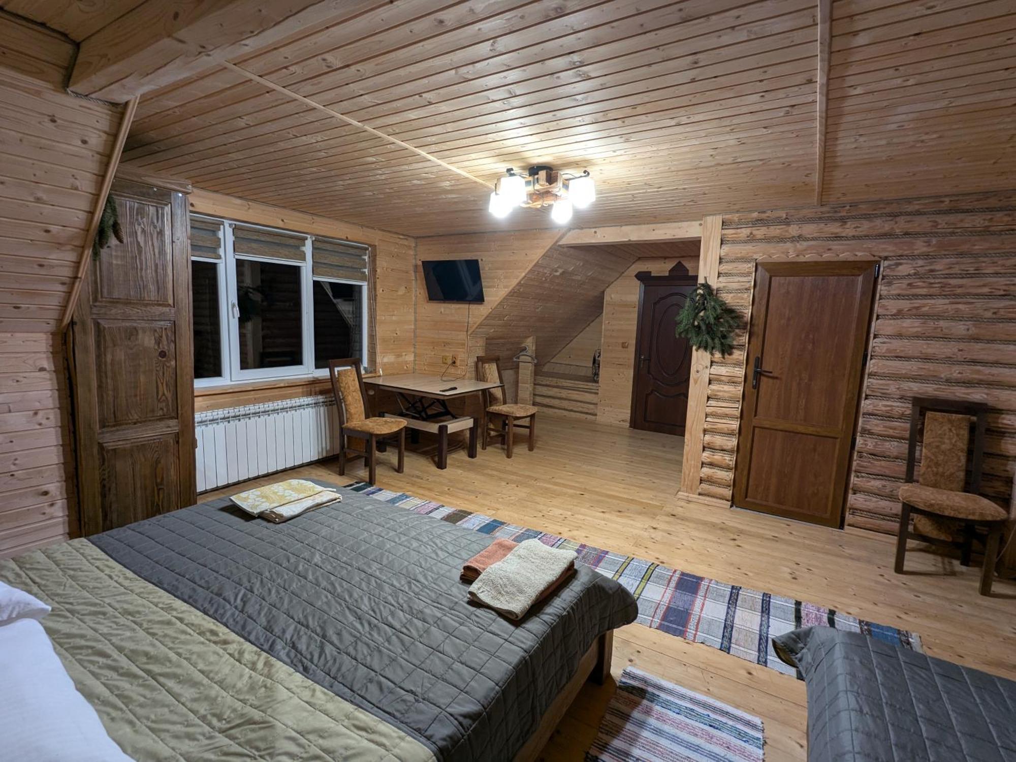Gostynna Rodyna Hotel Izki Exterior photo